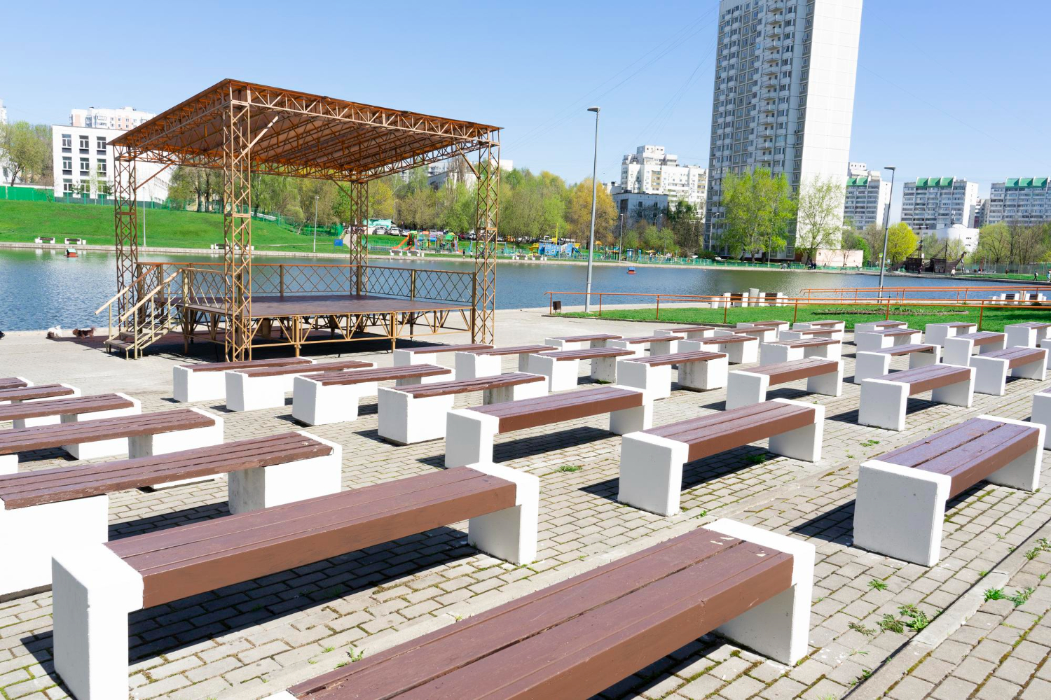 Les dernières tendances du mobilier urbain en béton pour une ville moderne et durable.