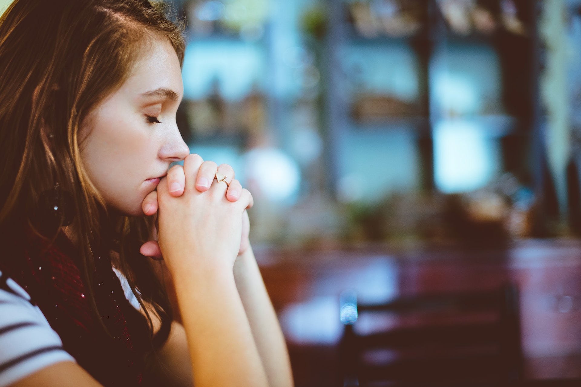 La puissance de la prière : notre père qui est aux cieux, une invocation céleste pour un monde en quête de réconfort